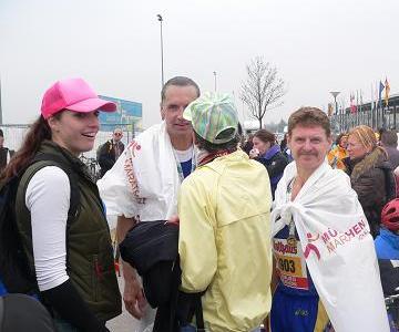 nach solchen Leistungen lässt es sich zufrieden schauen und die Glückwünsche von Frau und Tochter entgegennehmen - Dieter Lingg (2:59) und Thomas Bless (1:20) im Ziel des Freiburg-Marathon.